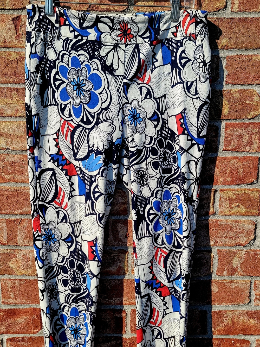 Jules & Leopold Blue, Black & Red Floral Capri Pants